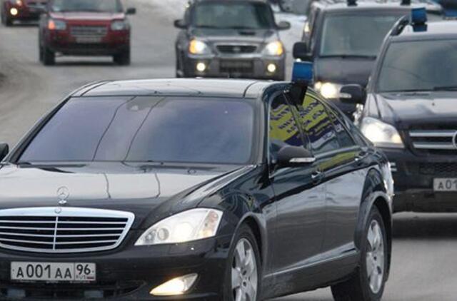 Vladimiras Putinas ketina visus valdininkus persodinti į rusiškus automobilius