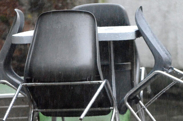 Vyras slapčia šlapinosi ant kolegių kėdžių