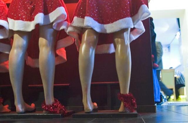 Vyrus traukia raudonos spalvos drabužius vilkinčios moterys