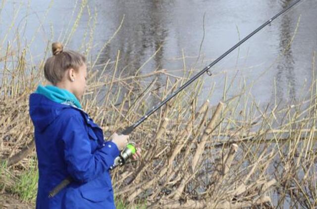 Žvejyba, merginos, futbolas ir šventės