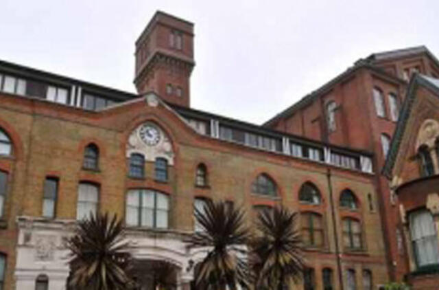 Ant namo stogo prie Olimpinio miestelio montuojamos raketos