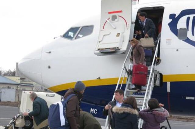 Balandį keleivių srautai oro uostuose išaugo ketvirtadaliu