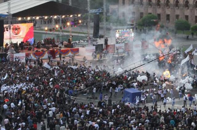 Centrinėje Jerevano aikštėje mitingo metu nugriaudėjo sprogimas, per 140 sužeistų