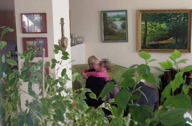 Dėl D. Kedžio dukros perdavimo motinai tarsis su danų vaiko teisių apsaugos specialistais