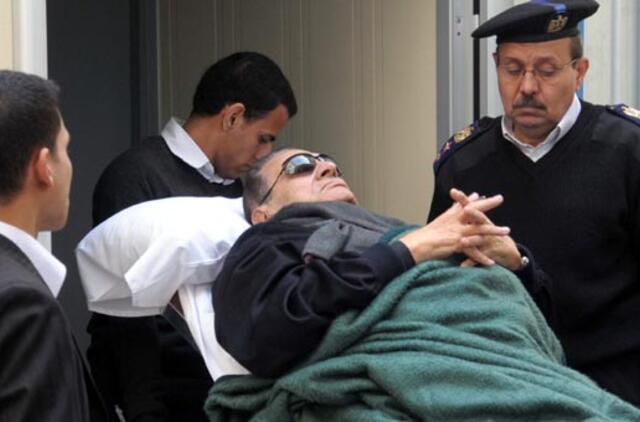 Hosni Mubarak per teismo posėdžius apsimeta sunkiai sergąs