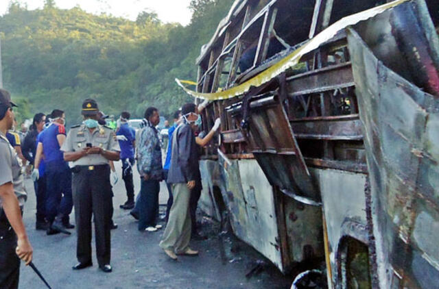 Indonezijoje užsidegus autobusui žuvo 13 žmonių