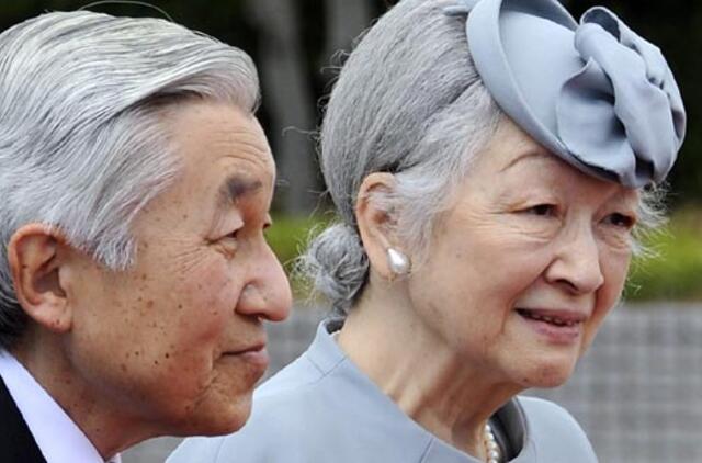 Japonijos imperatoriškoji pora išskrido į Londoną pasveikinti karalienės