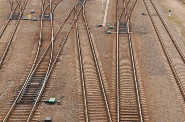 Kaišiadoryse nuo bėgių nuslydęs prekinis vagonas sustabdė traukinių eismą