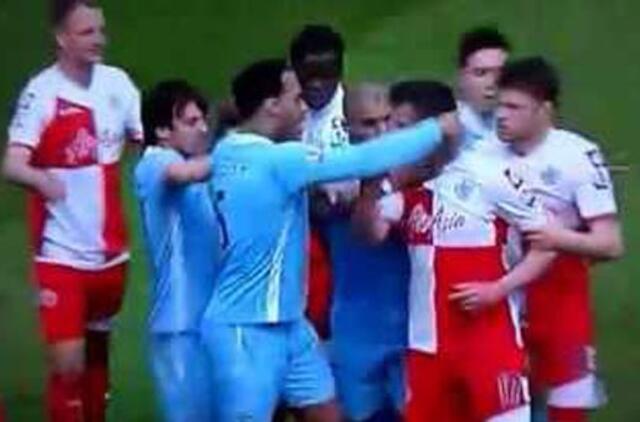 Kelis "Manchester City" žaidėjus aptalžęs Joey Bartonas diskvalifikuotas 10 rungtynių