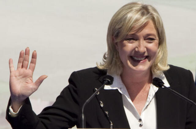 M. Le Pen netiesiogiai paragino savo rinkėjus antrajame prezidento rinkimų rate balsuoti ir prieš N. Sarkozi, ir prieš F. Olandą