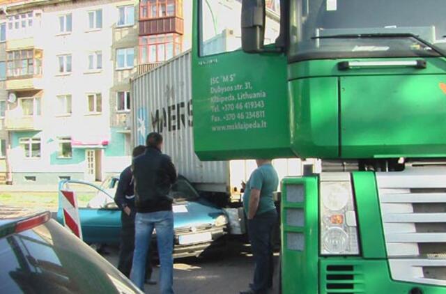 Minijos gatvėje vilkikas prispaudė opelį