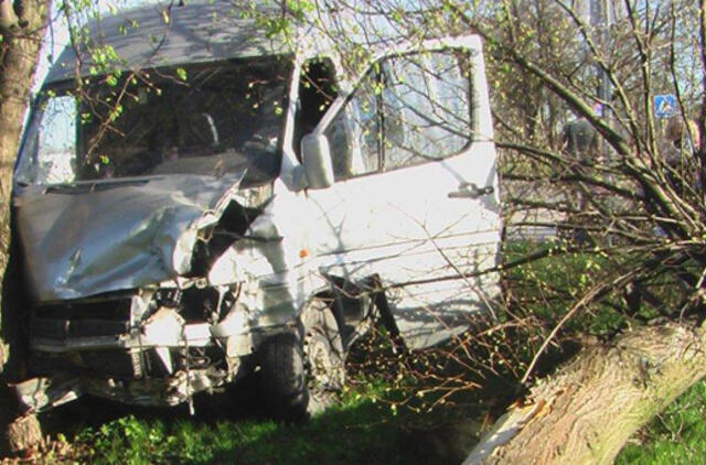 Moters vairuojamas mažylis taranavo mikroautobusą