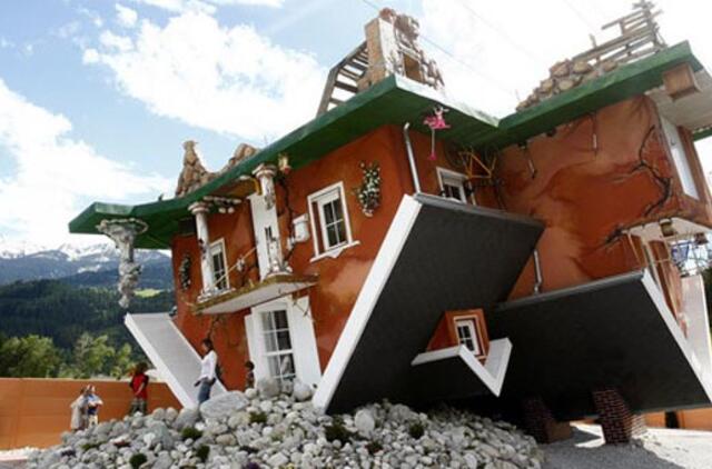 Namas aukštyn kojom traukia turistus