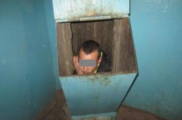 Nuo draugės bėgęs vyras užstrigo šiukšlių konteineryje