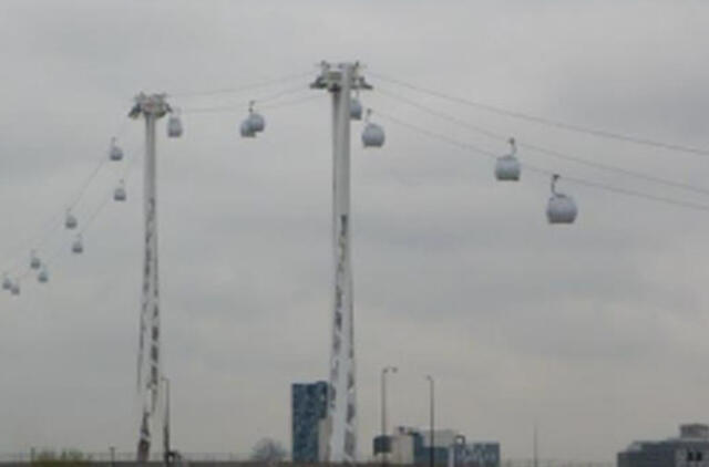 Oro gondolos virš Temzės kol kas keliauja be žmonių