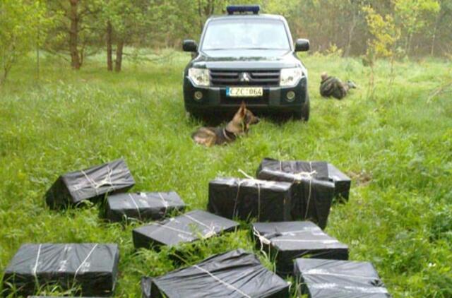 Pasieniečiai vaikėsi didelio rūkalų krovinio nešikus