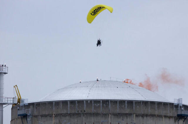 Prancūzija: atominėje elektrinėje sulaikytas parasparniu atskridęs "Greenpeace” aktyvistas
