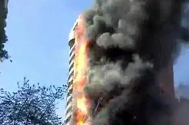 Prancūzijoje degė 18 aukštų pastatas