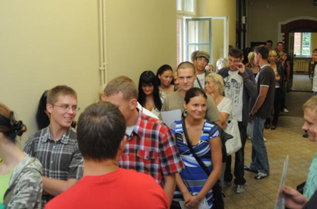 Priimtieji į valstybės nefinansuojamas vietas galės gauti studijų kainą padengiančią stipendiją