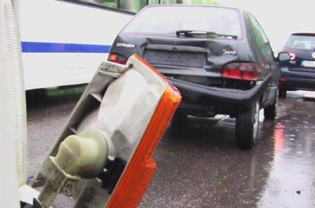 Taikos prospekte - automobilių smūgiai į galą
