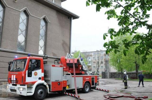 Ugniagesiai pratybų metu "gesino" bažnyčią