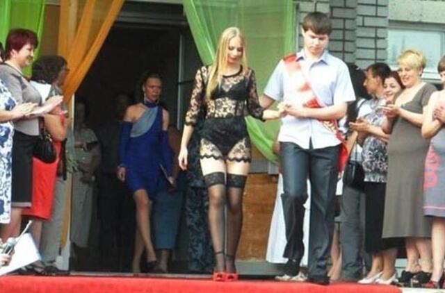 Ukrainoje abiturientė per išleistuves pasirodė nėriniuotais apatiniais