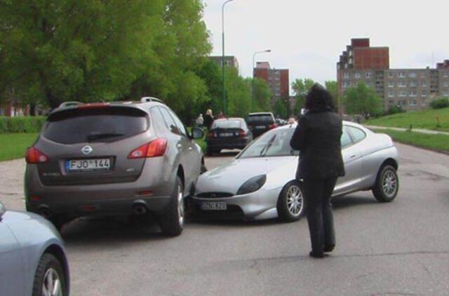 Žioplumo kaina - smūgis į brangų automobilį