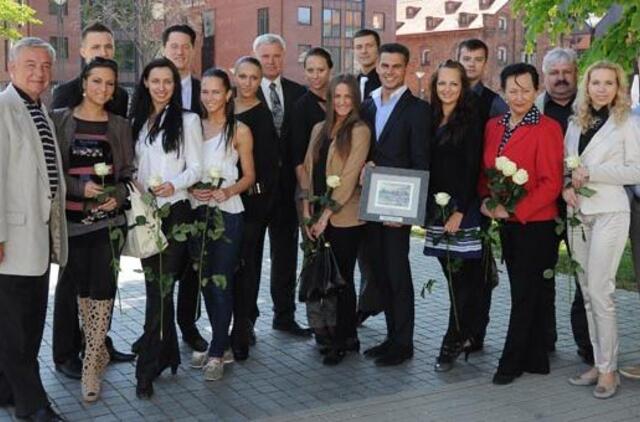 "Žuvėdros" šokėjoms - mero bučiniai