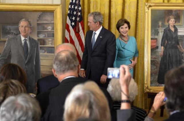 Baltuosiuose rūmuose oficialiai atidengtas buvusio prezidento George. W. Busho portretas