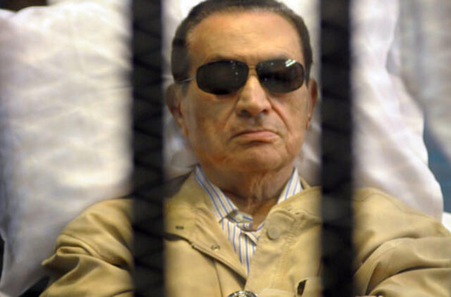 Hosnis Mubarakas nugabentas į kalėjimą, kuriame turės atlikti bausmę