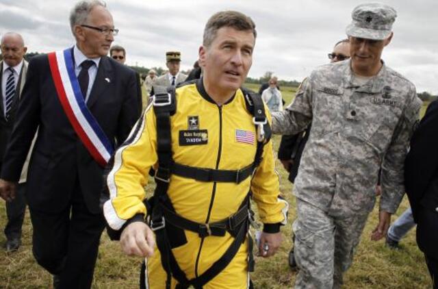 JAV ambasadorius Prancūzijoje pažymėjo išsilaipinimo Normandijoje metines šuoliu su parašiutu
