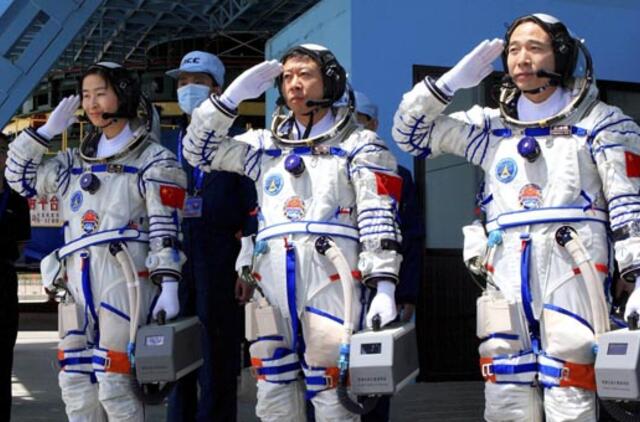 Kinijos astronautai sėkmingai grįžo į Žemę