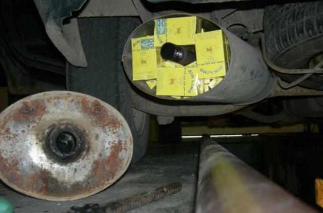 Kontrabandines cigaretes muitininkai traukė iš automobilio dujų išmetimo bakelio