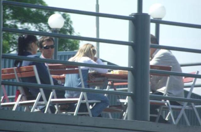 L. Stankūnaitė su dukra nufotografuotos pietaujančios