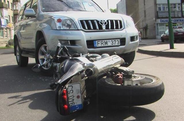 Nekaltas motociklininkas spruko iš avarijos vietos