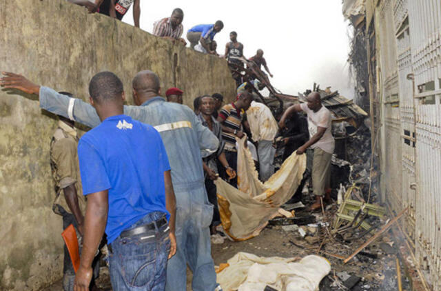 Nigerija: žuvusių lėktuvo keleivių daiktus išgrobstė marodieriai