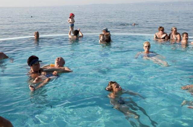 Šiemet užsienyje atostogaujama trumpiau ir pigiau, bet dažniau