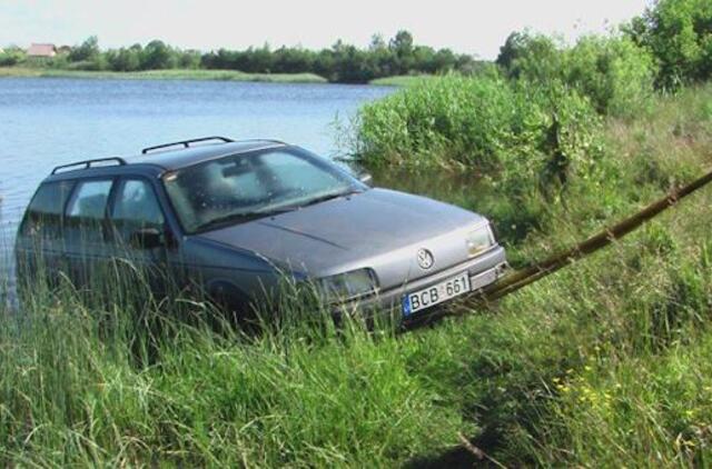 Skęsdamas ežere, vairuotojas gėrė toliau