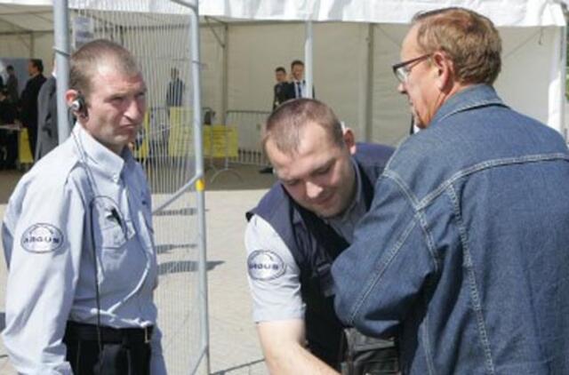 "Snoras" krausto kišenes