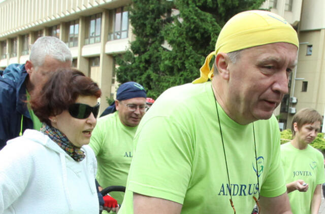 Atostogaujantį Andrių Kubilių Anykščiuose džiugino gėlių kilimai, Skapiškyje - medus su agurkais