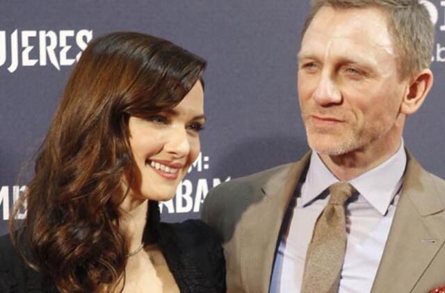 Daniel Craig ir Rachel Weisz nepastebimi minioje