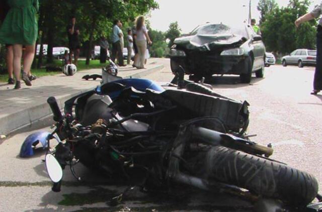 Doviluose sužeisti du motoroleriu važiavę vaikinai