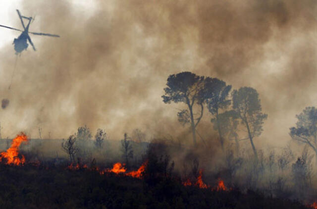 Gesindami miškų gaisrus Ispanijoje sudužo du sraigtasparniai