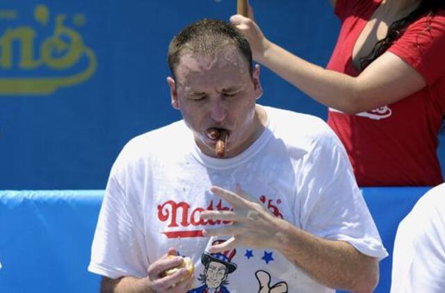 Kalifornietis šeštą kartą iš eilės laimėjo dešrainių valgymo varžybas