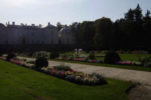 Keisti paminklai stebina parko lankytojus