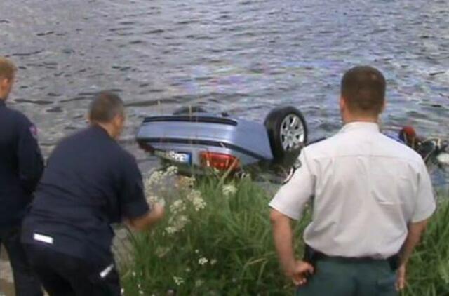 Neblaivios moters BMW nuslydo į ežerą ir nuskendo (video)