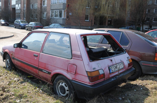 Nevažiuojančių automobilių savininkai pasinaudojo galimybe išvengti baudų