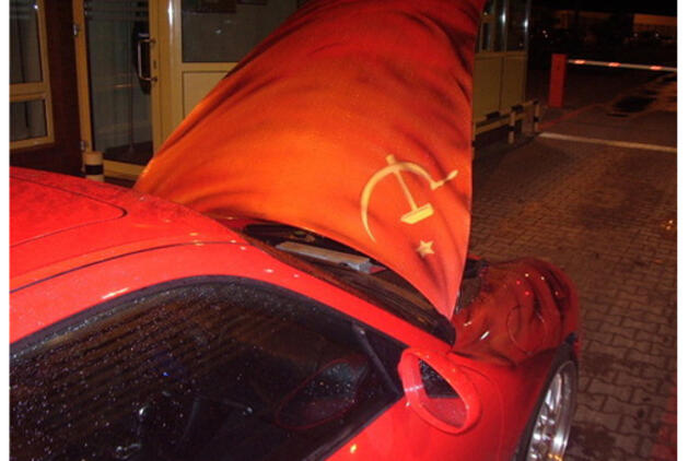 Pasieniečiai neįleido sovietų simbolika pažymėto „Porsche“