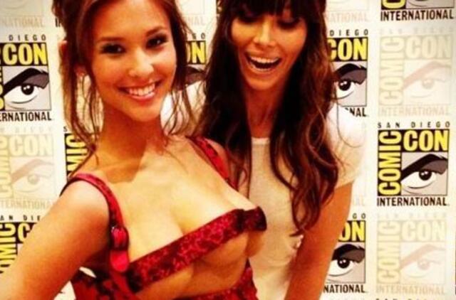 Pasirodžiusi su trimis krūtimis filmo "Viską prisiminti" aktorė Kaitlyn Leeb susižėrė gerbėjų dėmesį