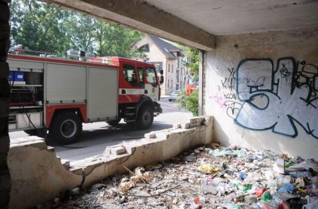 Bangų gatvėje degė apleistas pastatas